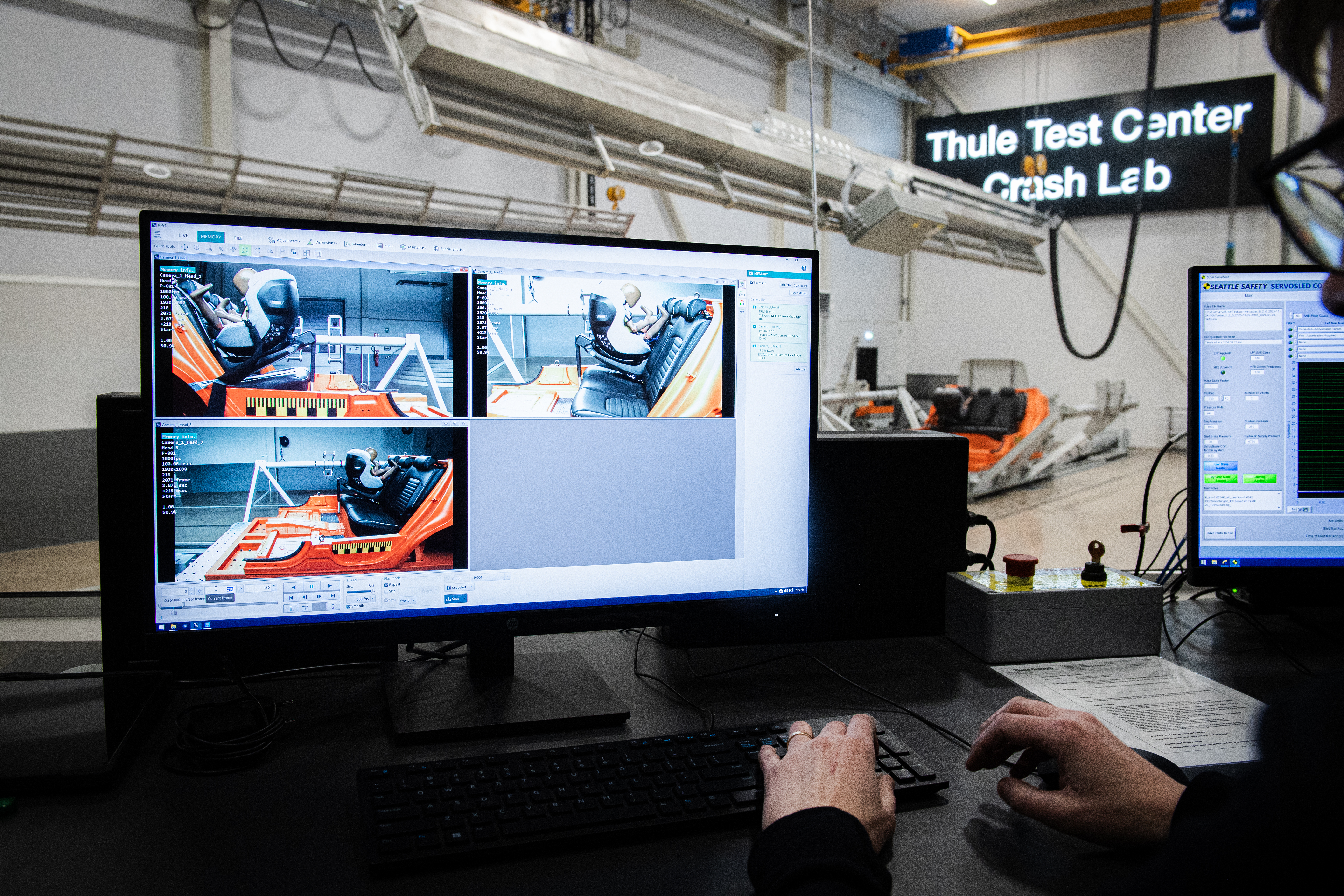 Från kontrollrummet i Thules testcenter följer man den fiktiva kollisionen.