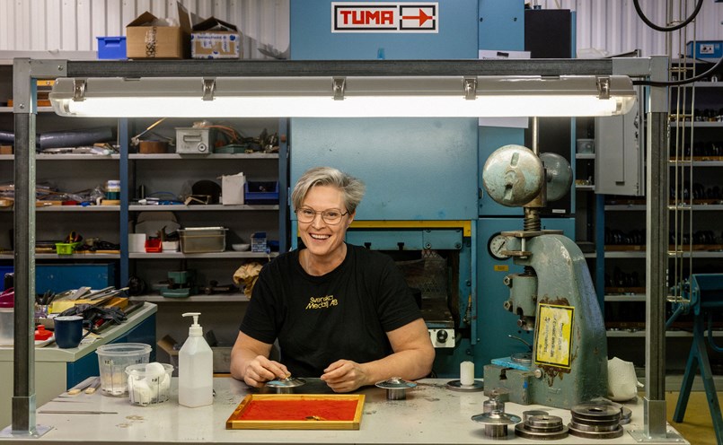 Monica Liberg arbetade tidigare som massör. Hon jobbar i dag med att producera de medaljer som förut tillverkades av Myntverket.