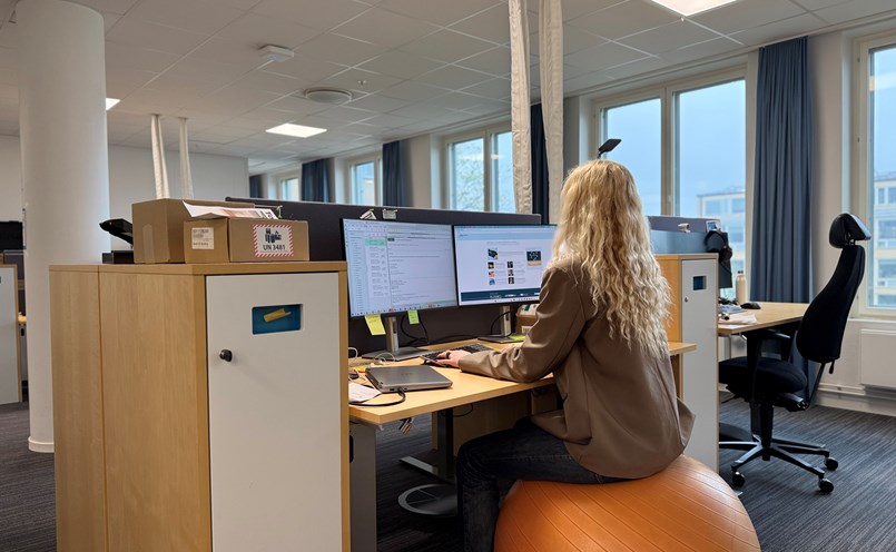 Mycket tid tillbringas vid datorn. "Just nu har jag 16 projekt igång samtidigt så det gäller att kunna strukturera"