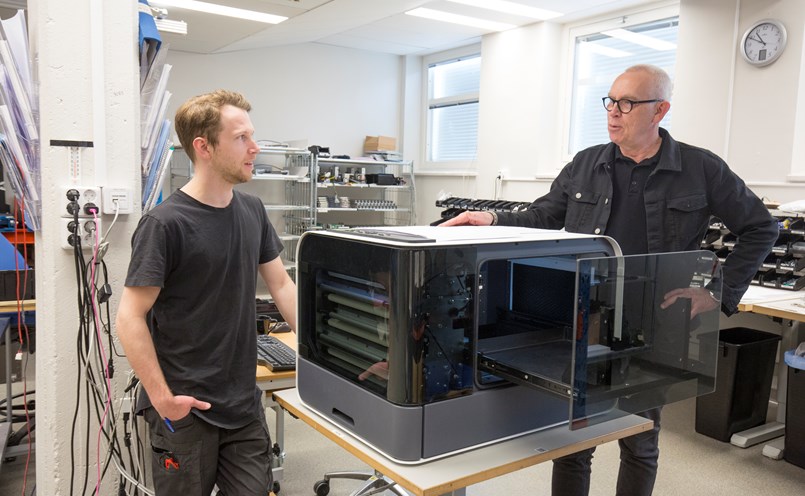 Vd Mikael Vikman Sunna diskuterar en förbättring av en detalj som kan göras i en av modellerna med montören Simon Mellin.