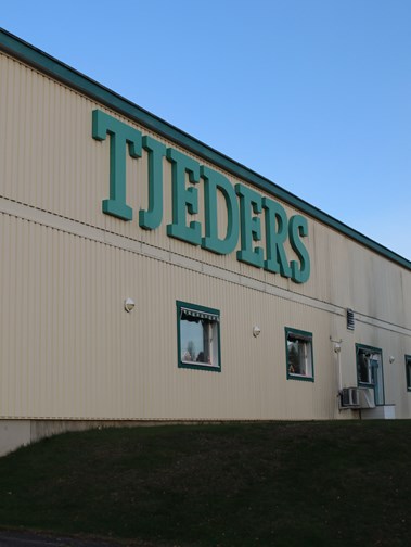 Tjeders industrilokaler. Översta bilden: Produktionschefen Marcus Eriksson leder möten tre gånger i veckan för att snabbt hantera och lösa uppkomna problem i verksamheten.