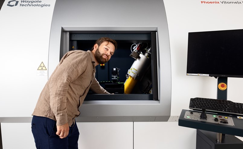 Doktoranden Mikael Sahl genomför en insättning av en provkropp i den nya röntgentomografen (XCT).