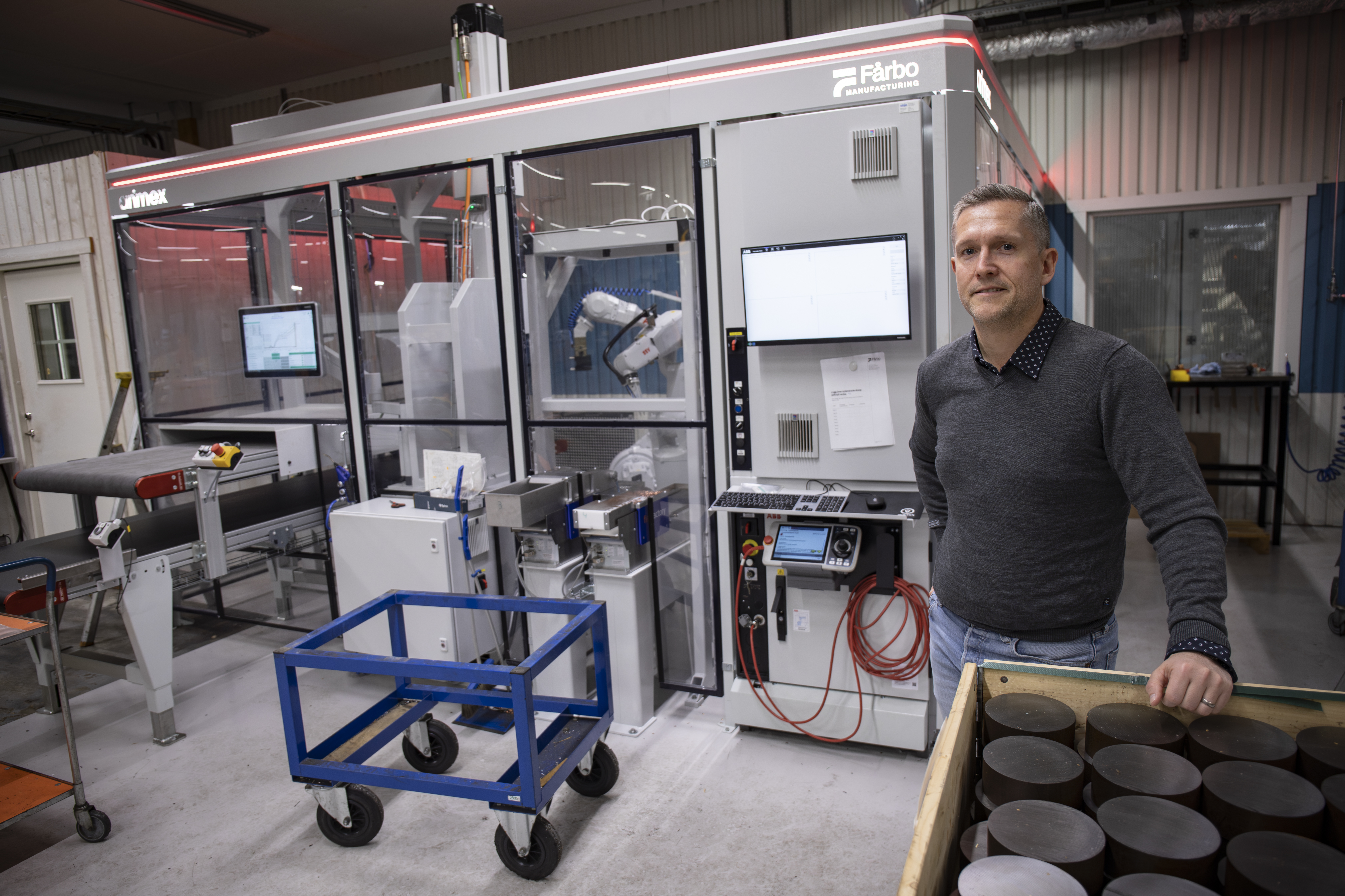 Mikael Vetterskog vid en CNC-maskin.