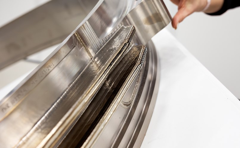 Den första produkten som levererats till kund där additiv tillverkning använts för att bygga upp flänsar utanpå produkten. Genom den nya tillverkningsmetoden sparas 160 kg titan per detalj, då material byggs upp istället för att bearbetas bort.