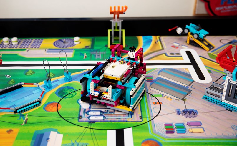 Med lego kan eleverna bygga robotar som utför olika uppdrag.