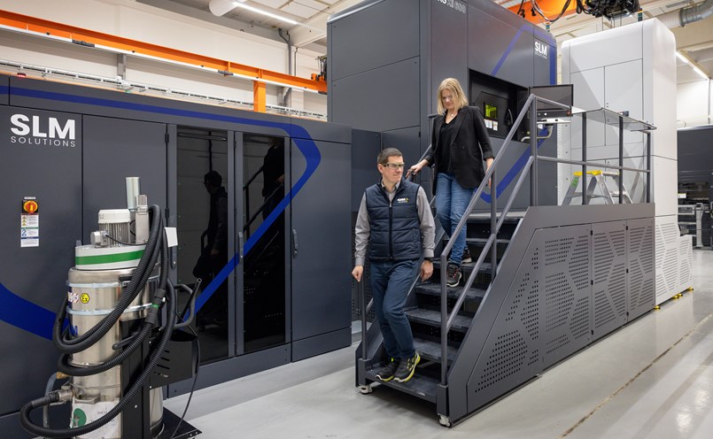 En av maskinerna för additiv tillverkning där pulver används som bas. Bilden överst: Produktionscell för 3D-printning som hittills har levererat mer än 150 flygmotordelar
