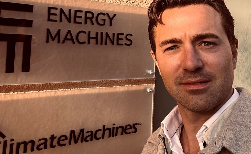 Oliver Larsson, VD utanför kontoret i Stockholm. Bilden överst: Den så kallade energimaskinen, själva hjärtat i systemet som Energy Machines installerar. Den ändrar färg efter vilken energi som produceras, röd färg betyder värme.
