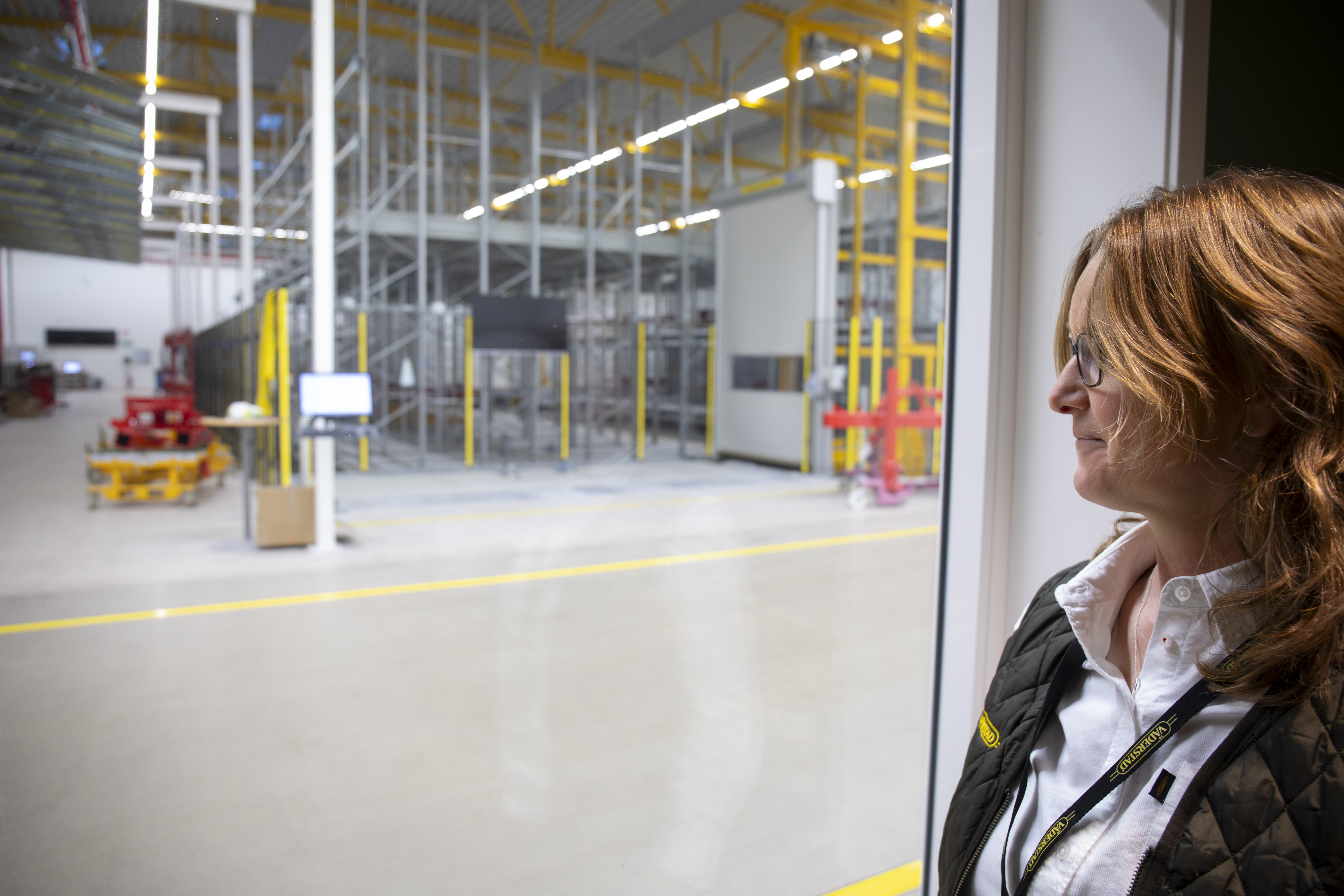 Elin Iseskog vid fönstret till den nya hallen.