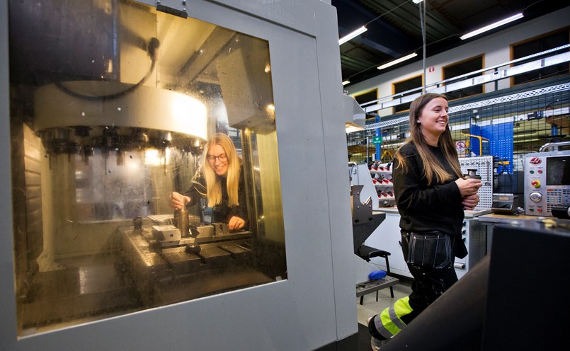 Eleverna Therese De Jong och Meja Albrektsson.
